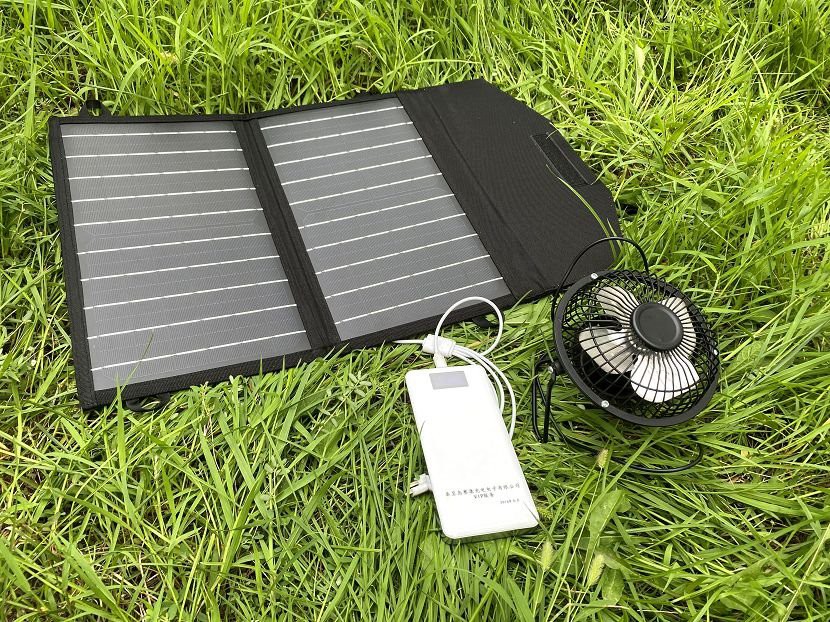 Panoul solar portabil pliabil